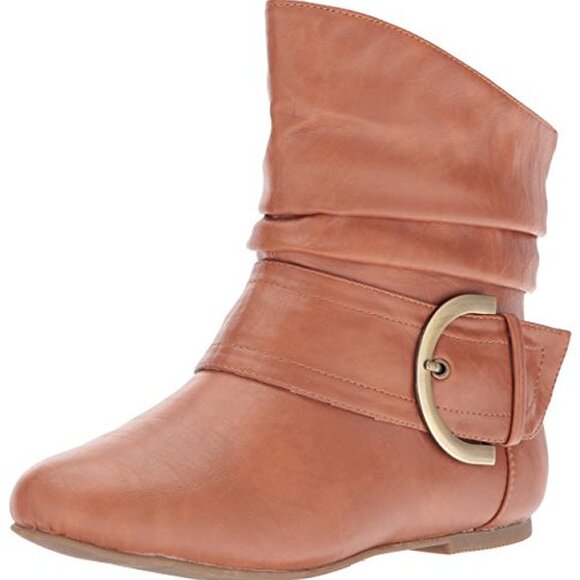 Top Moda Round Toe Slouched Large Buckle Flat Heel Leatherette Ankle Boots - Picture 4 of 7